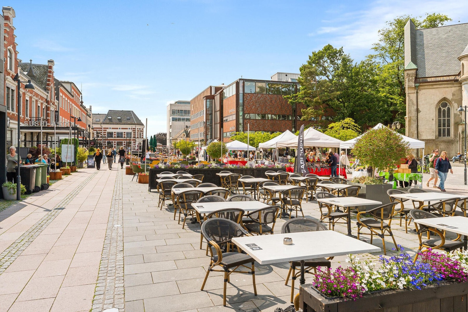- Yrenede byliv i Markens med uteservering - Galleribilde