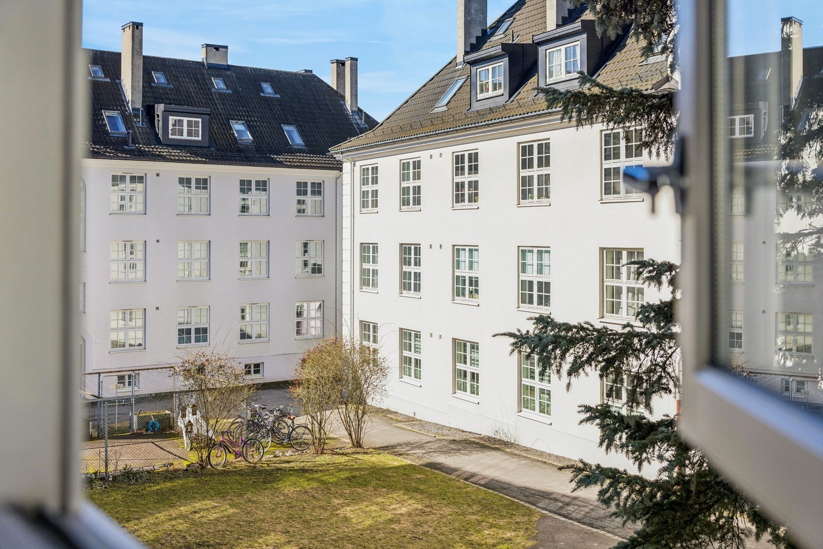 Utsikt fra soverommet mot det karakteristiske og velholdte gårdsrommet i Rosenhoff Kvartal 1. Galleribilde