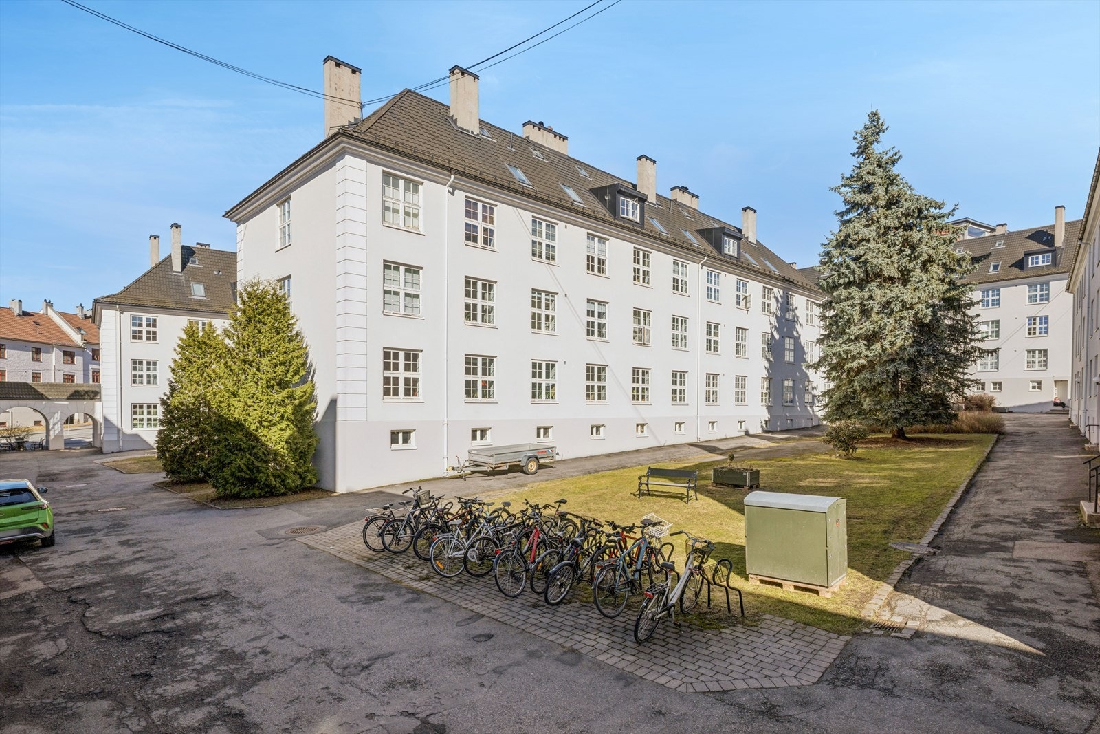 Velkommen til Rosenhoff Kvartal 1, ett av Oslos mest kjente og ettertraktede borettslag. Her bor du i historiske omgivelser med grønne fellesarealer rett utenfor døren. Galleribilde