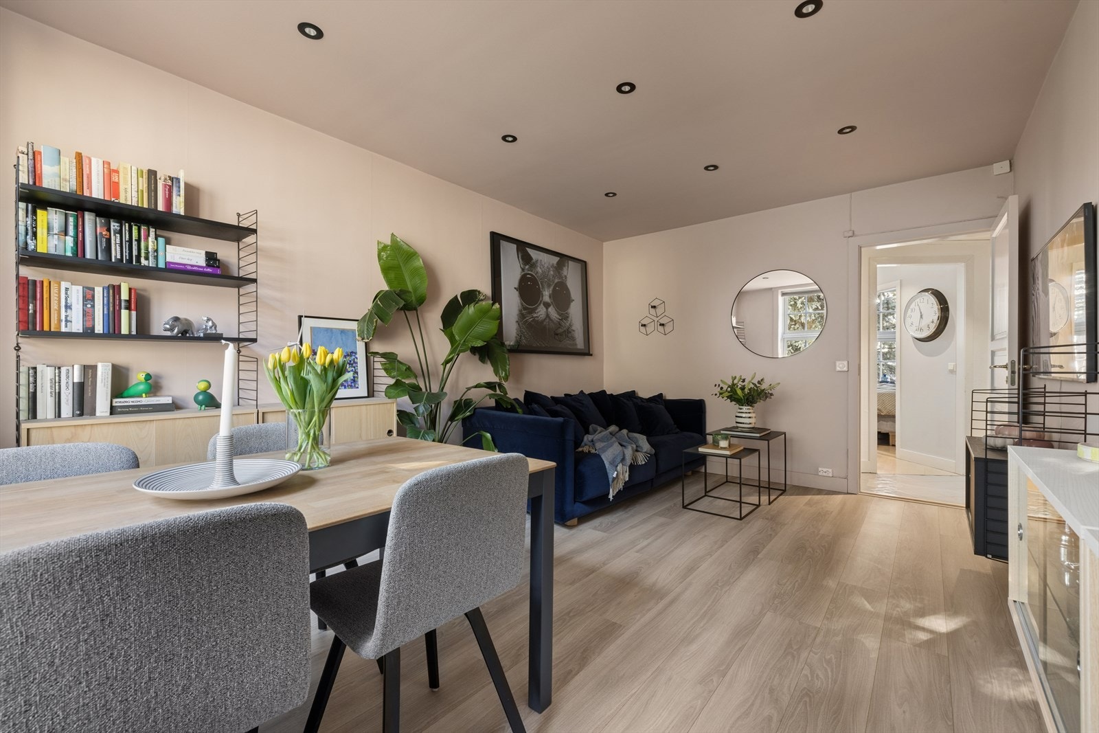 Lys og innbydende stue med god plass til både sofagruppe og spisebord. Galleribilde