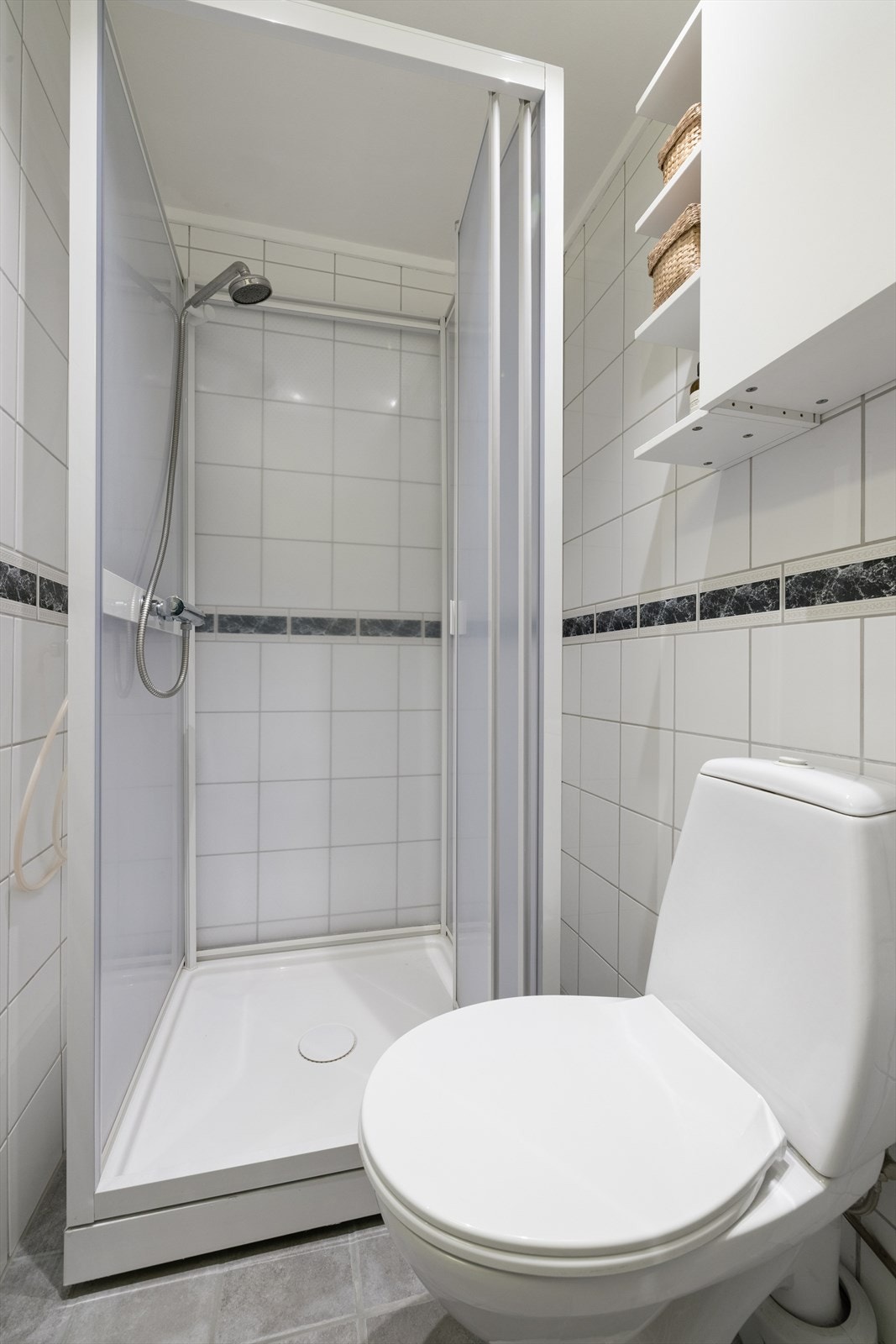 Praktisk bad med dusjkabinett og toalett. Galleribilde