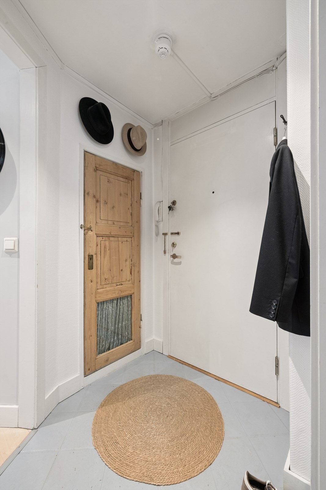 Innbydende entre med god plass til yttertøy og sko. Flott original dør gir bygårdssjarm. Galleribilde