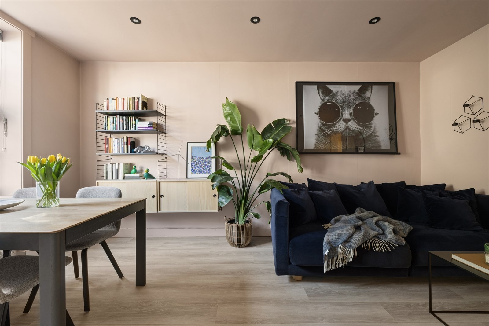 Lys og innbydende stue med god plass til både sofagruppe og spisebord. Den mørkeblå sofaen gir rommet karakter og varme. Galleribilde