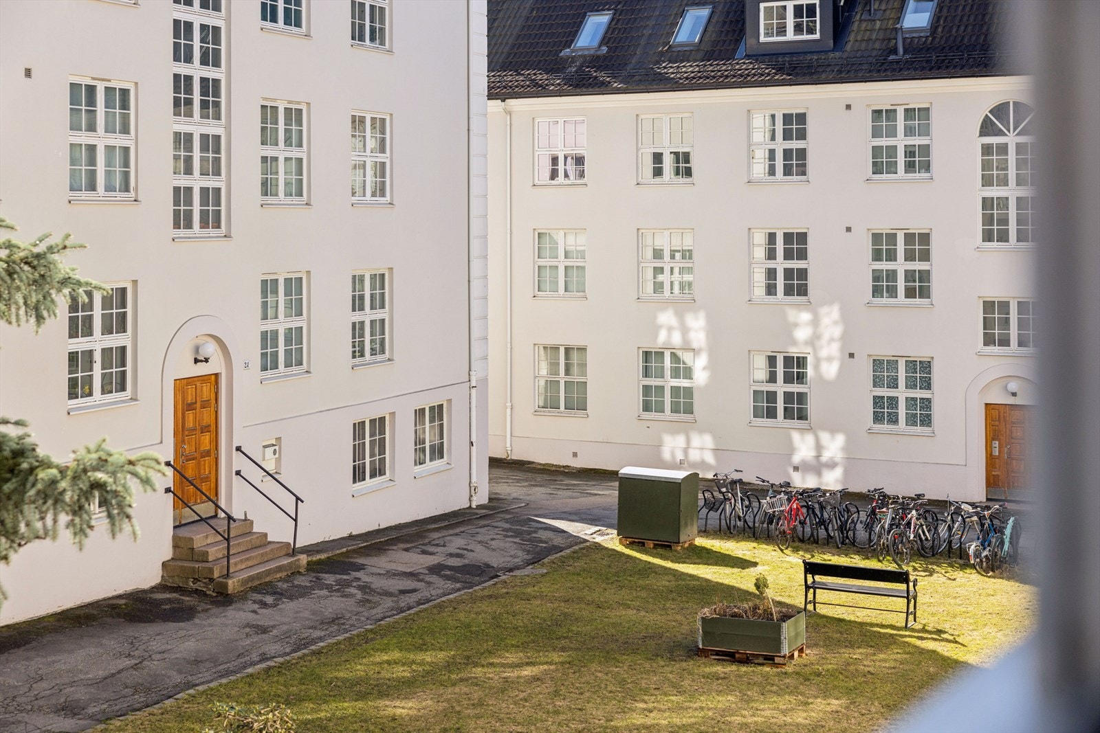 Rolig og grønt gårdsrom midt i bygården. En fin plass å slappe av på varme dager. Galleribilde