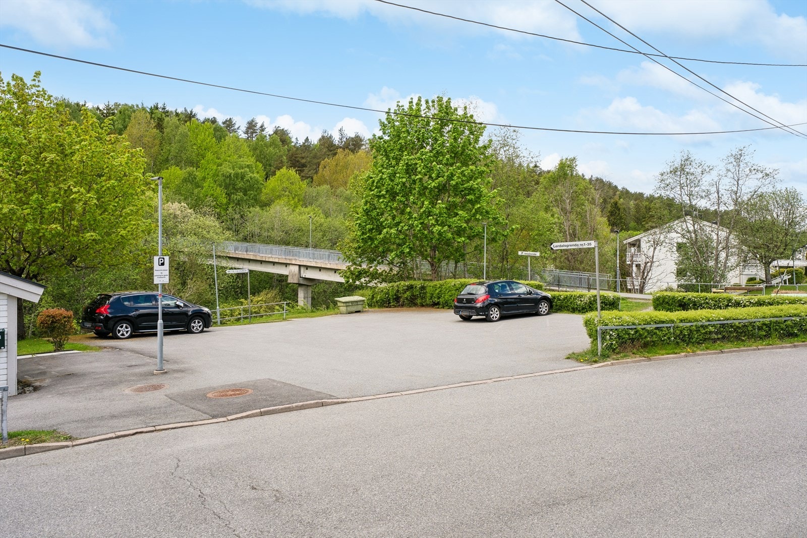 Borettslaget har gjesteparkering på tomten og det er for øvrig gateparkering etter gjeldene regler. Galleribilde
