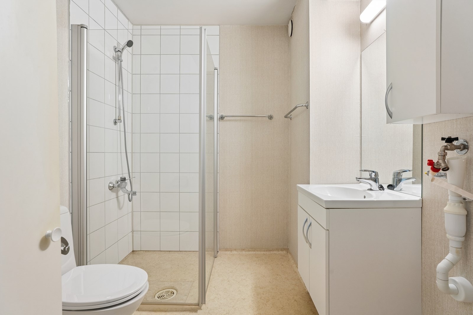 Eldre baderom med behov for modernisering. Det er elektriske varmekabler på bad og opplegg for vaskemaskin. Galleribilde