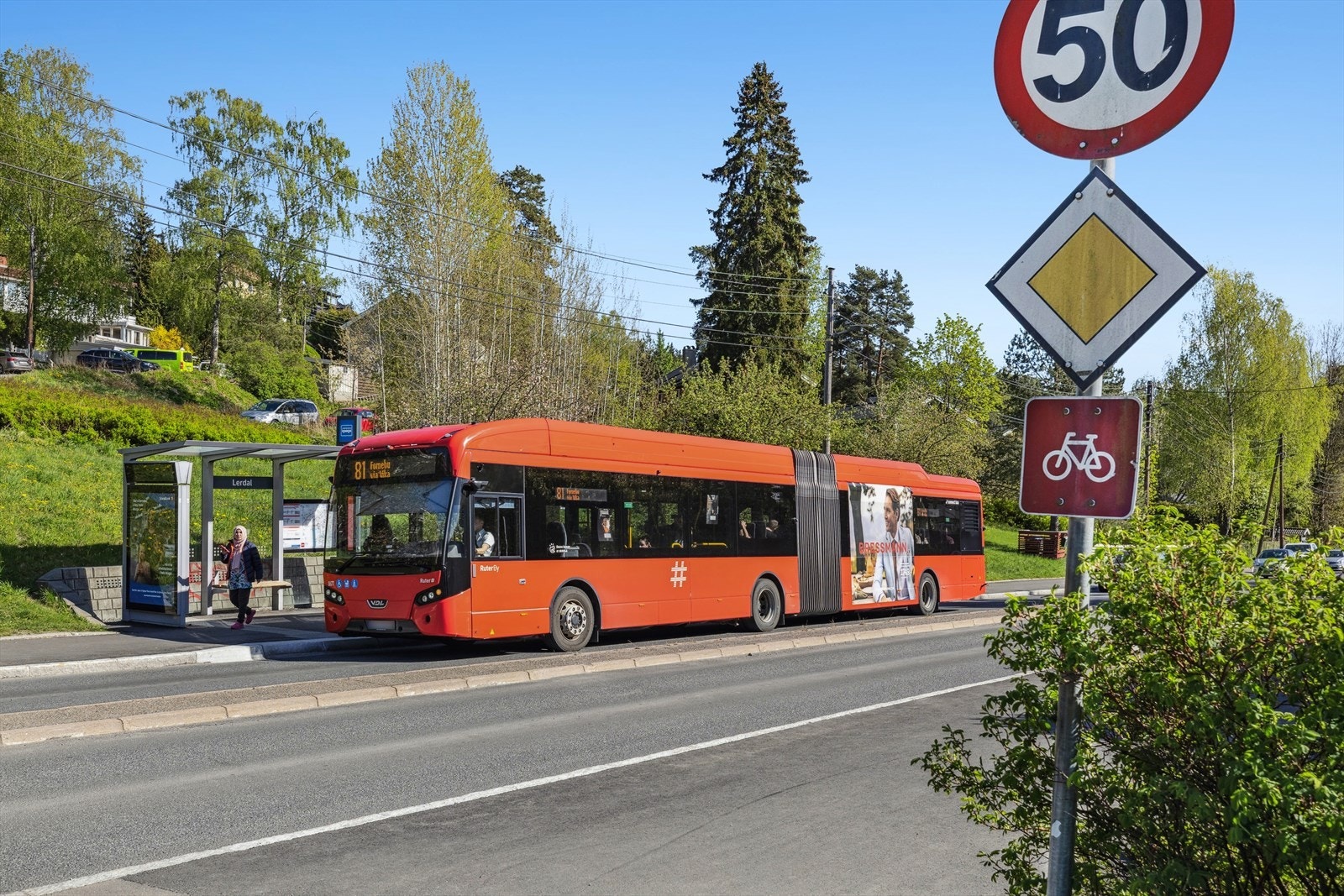 Buss med hyppige avganger mot Hauketo, og sentrum fra Lerdal bussholdeplass. Bussen kjører også mot Kolbotn i motsatt retning som ligger en kort busstur unna. Galleribilde