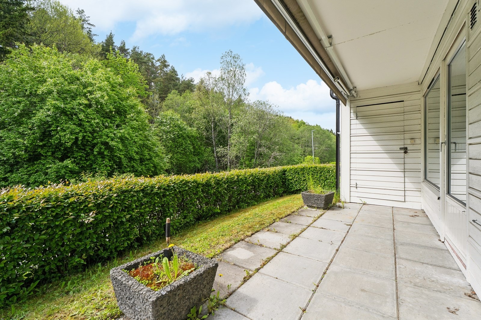 Terrassen vender mot grønne og koselige friområder. Galleribilde