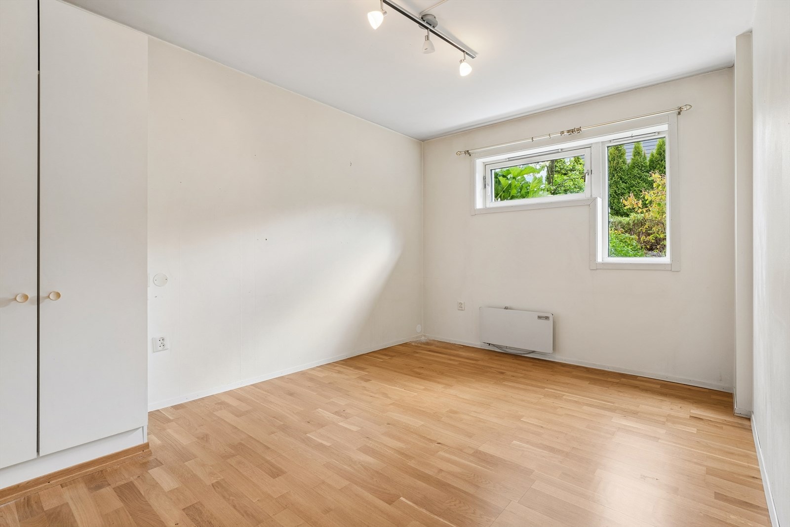 Soverom med god plass til dobbeltseng, garderobeskap og tilhørende nattbord. Galleribilde