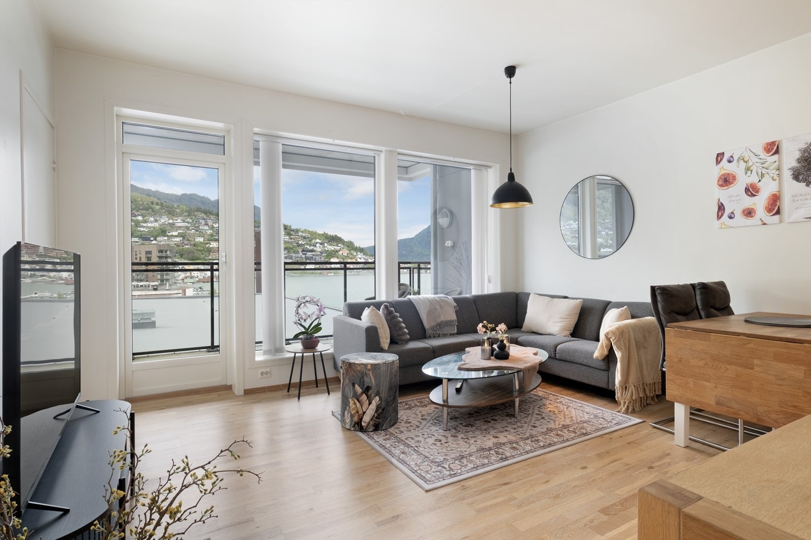 Stova kjem i ei opa løysing med kjøkkenet og har plass til ei sofagruppe og kjøkkenbord. Galleribilde