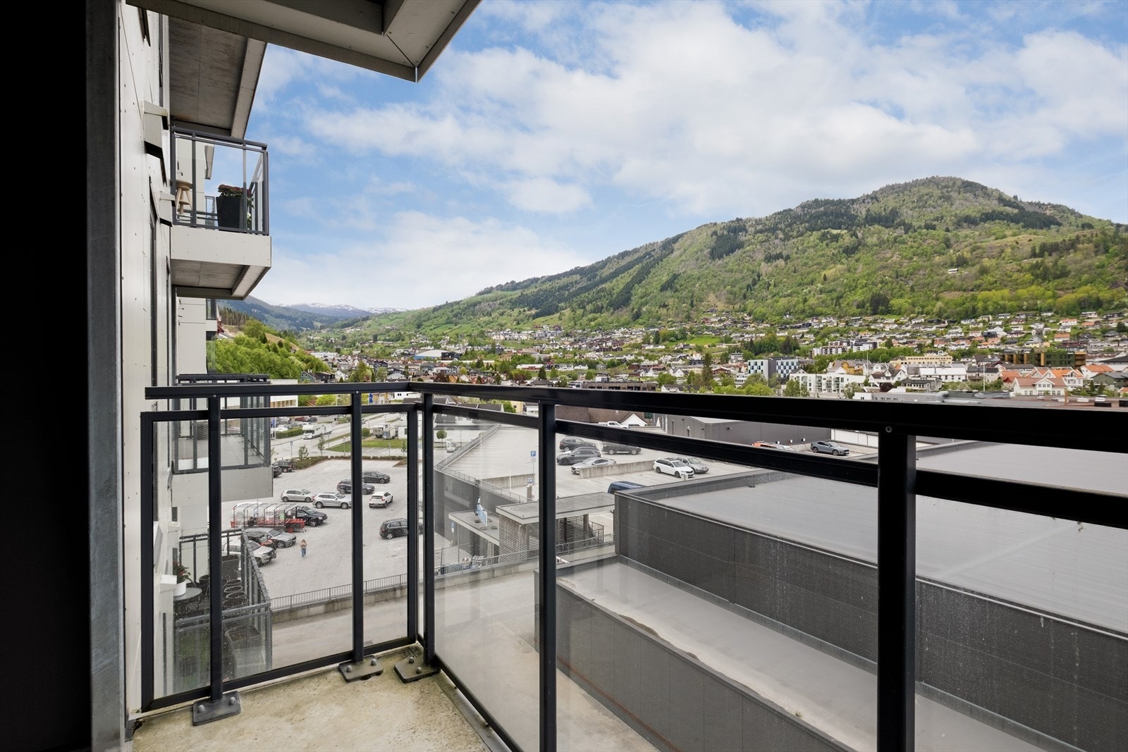 Frå balkongen har ein utsikt mot bygdi og fjorden. Galleribilde