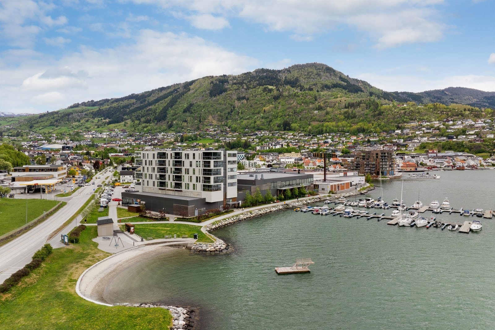 Mange turmulegheitar i området og flotte omgjevelsar med blant anna leikeplass, kommunal badestrand, stupetårn og båtplassar like ved bygget. Galleribilde
