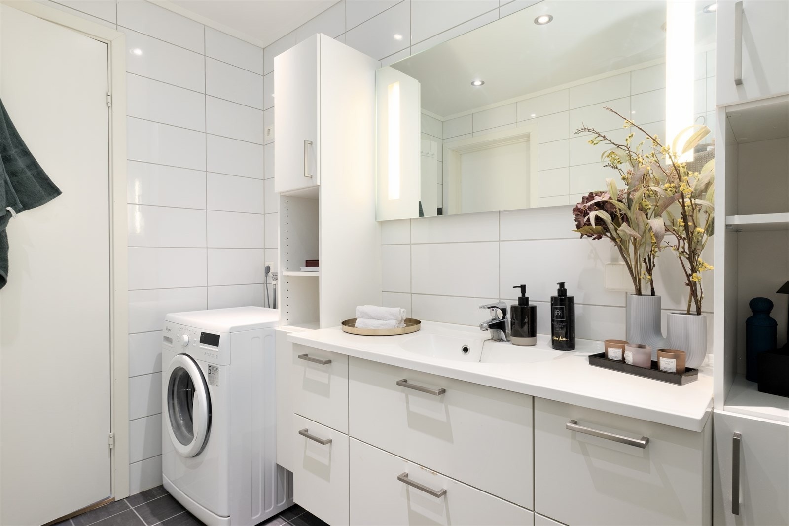 Badet er frå oppføringstidspunktet og har kvite flisar på veggar og måla himling. Galleribilde