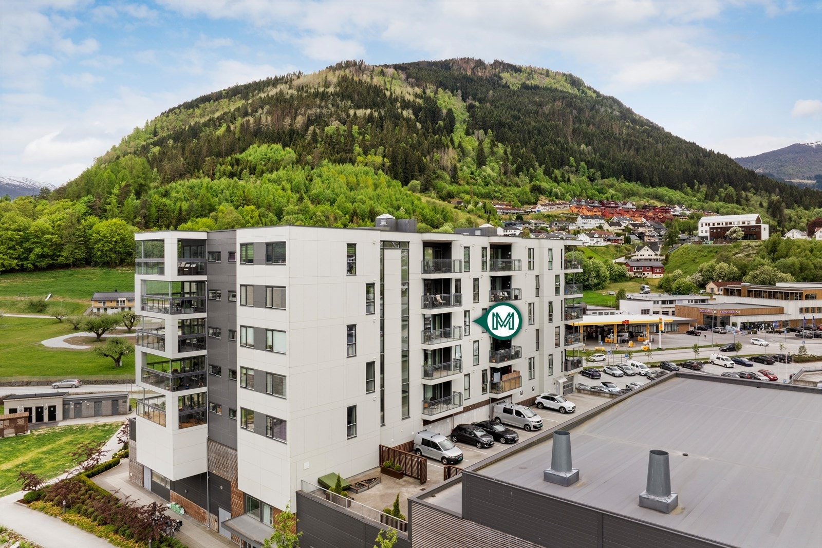 Leilegheita ligg i 5.etg, og er ein del av Sjøkanten sameige som består av 35 leilegheiter, og 2 næringsseksjonar som ligg i 1.etg. Galleribilde