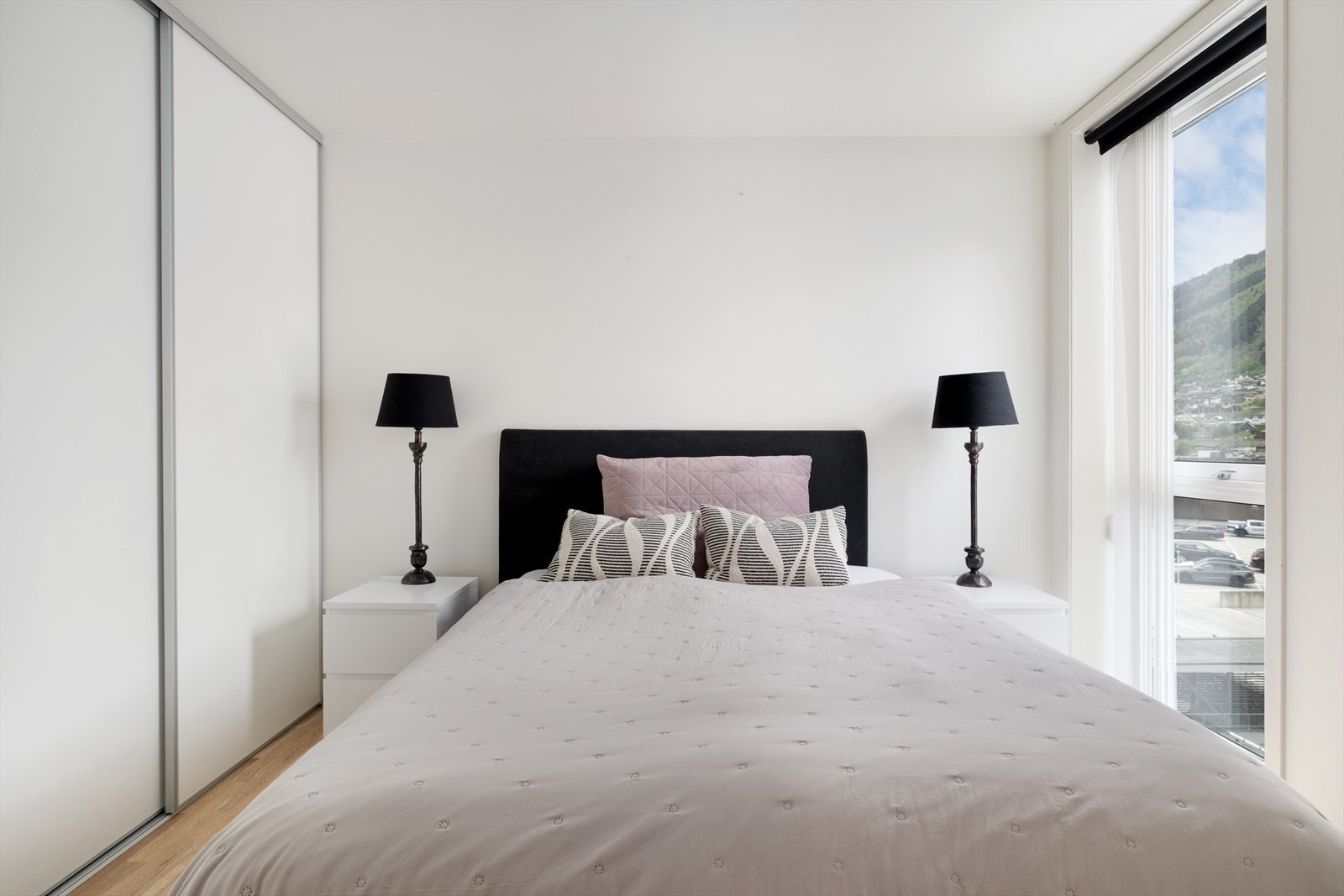 Soverommet er av god storleik med plass til ei dobbeltseng. Her er det også montert praktisk og romsleg skyvedørsgarderobe. Galleribilde