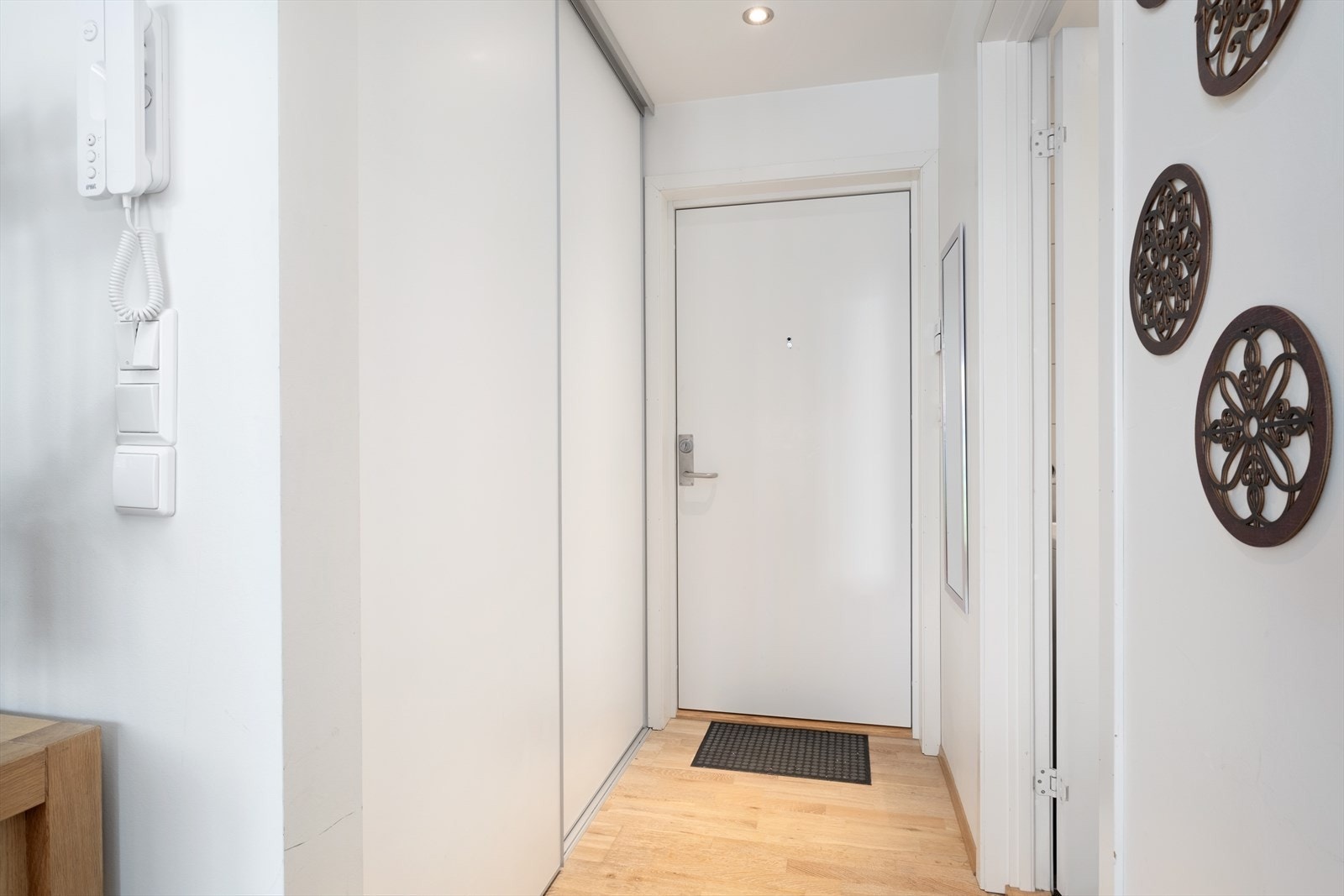Leilegheita har lys entré med god plass til oppbevaring av jakker og sko i plassbygd skyvedørsgarderobe. Galleribilde