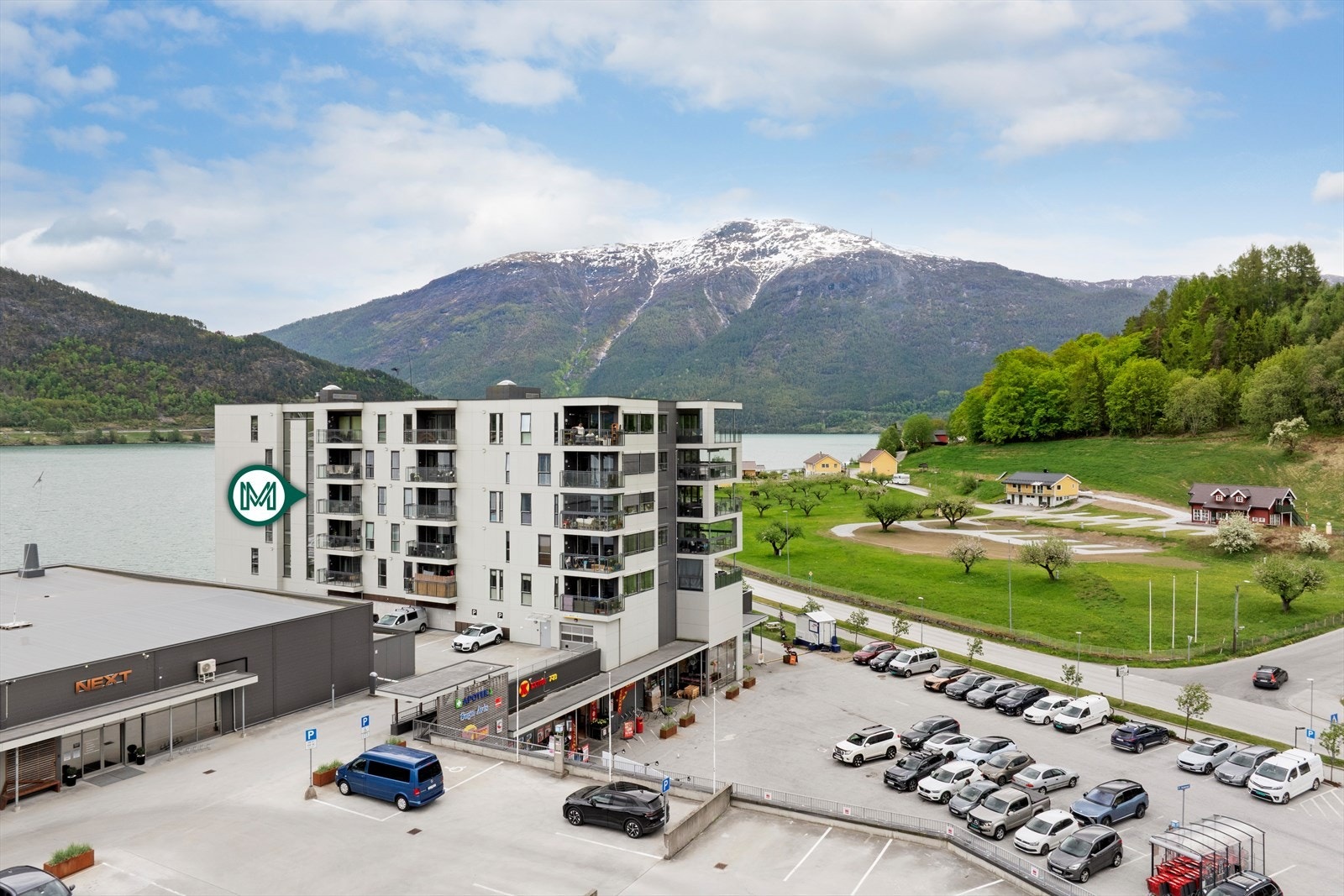 Byggets to nederste etasjar innheld fleire butikkar, inkludert matbutikk og apotek. Galleribilde