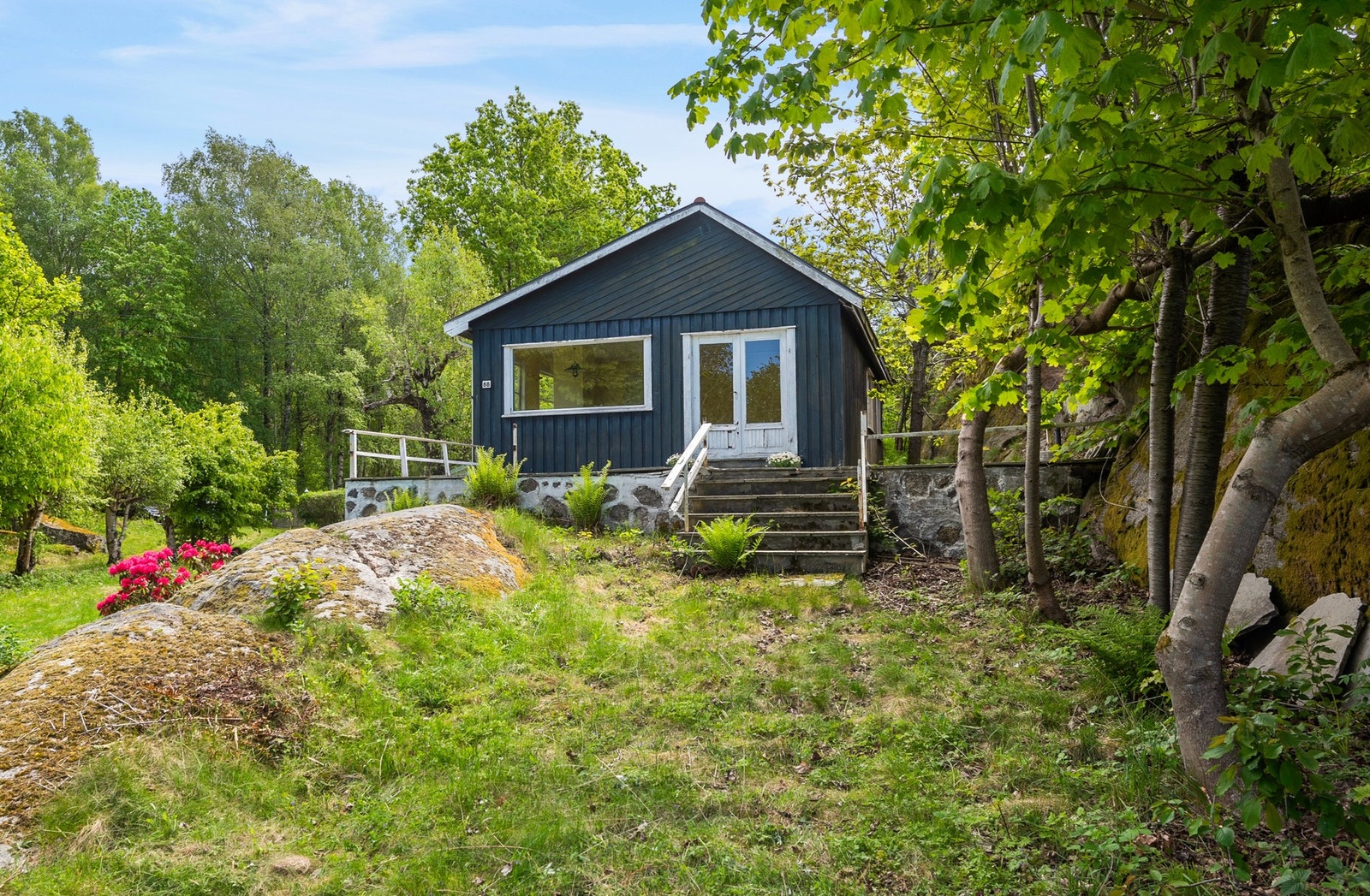 Fra eiendommen er det kort vei til sjøen, badeplass og egen båtplass ved Havna Hotell, noe som gjør dette til en attraktiv hytte. Galleribilde