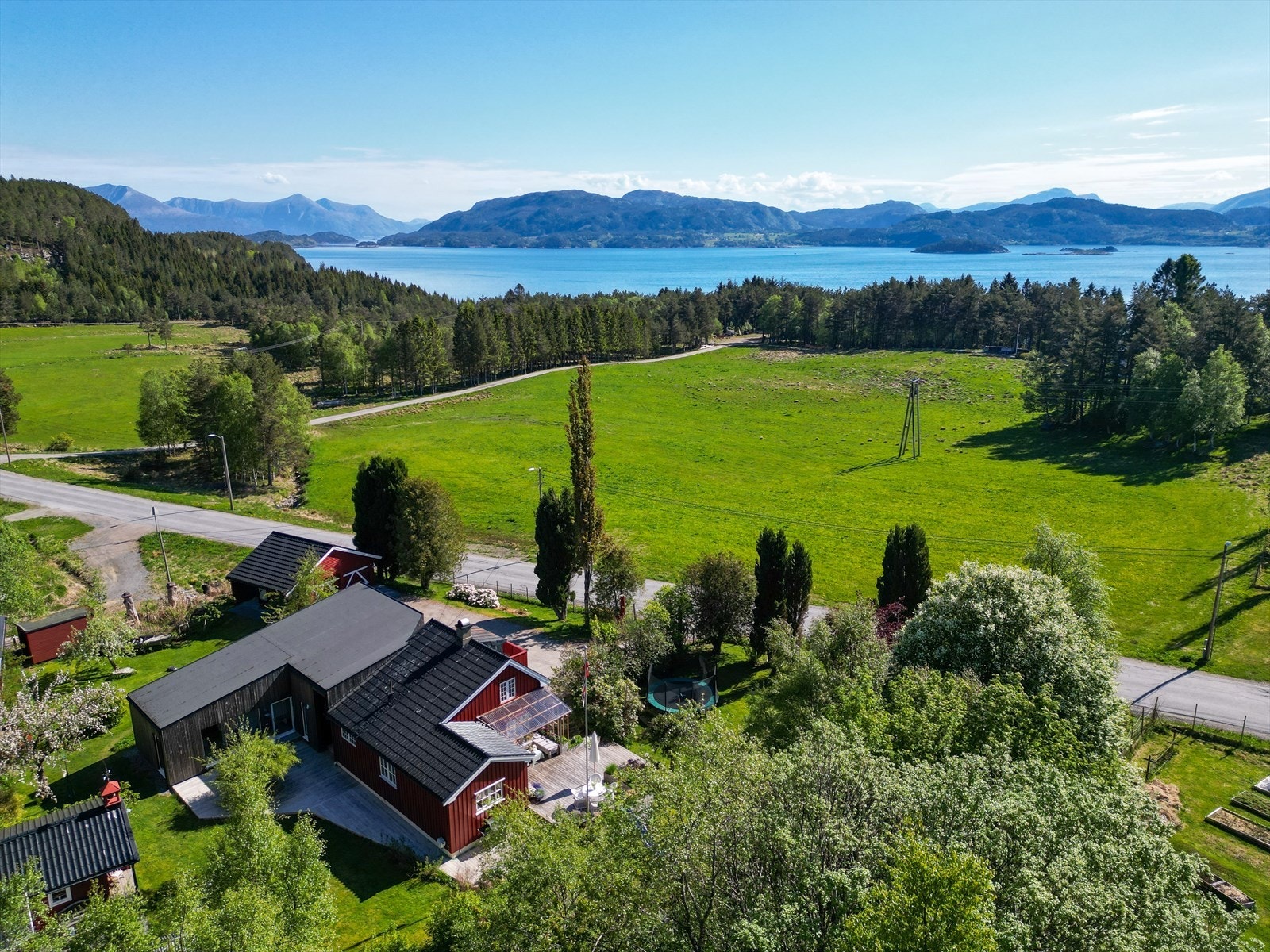 Eiendommen ligger åpent til med fjord, øyer og fjell som nærmeste nabo. Galleribilde