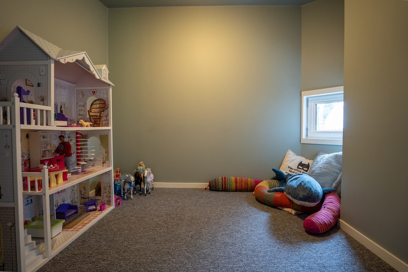 Hems - i dag brukt som lekerom, men god plass til oppbevaring og det er ståhøyde for voksne. Galleribilde