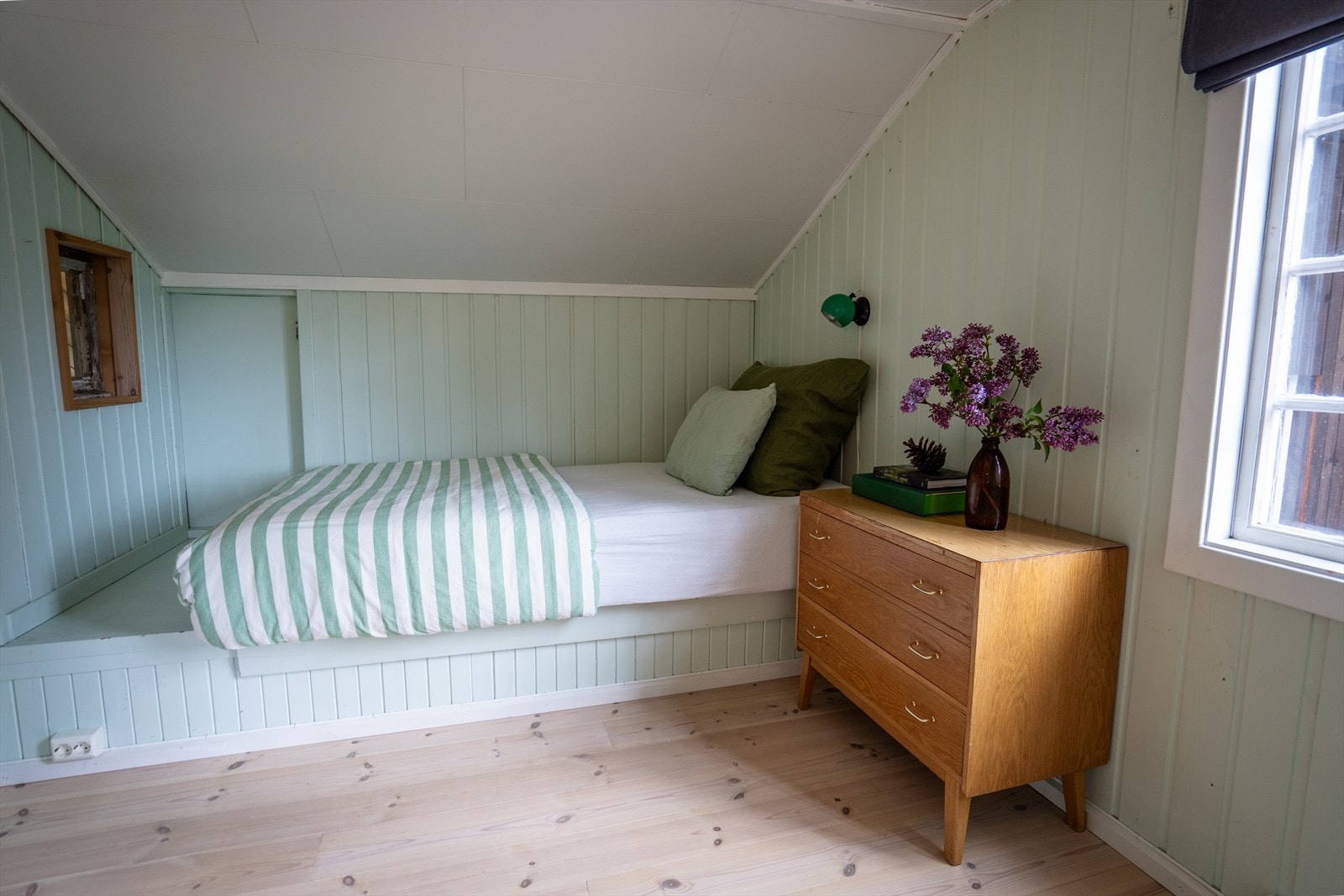 Soverom 5, i 2. etg. i den originale delen av huset. Innebygd seng og et lite vindu hvor du kan se ned på kjøkkenet. Galleribilde