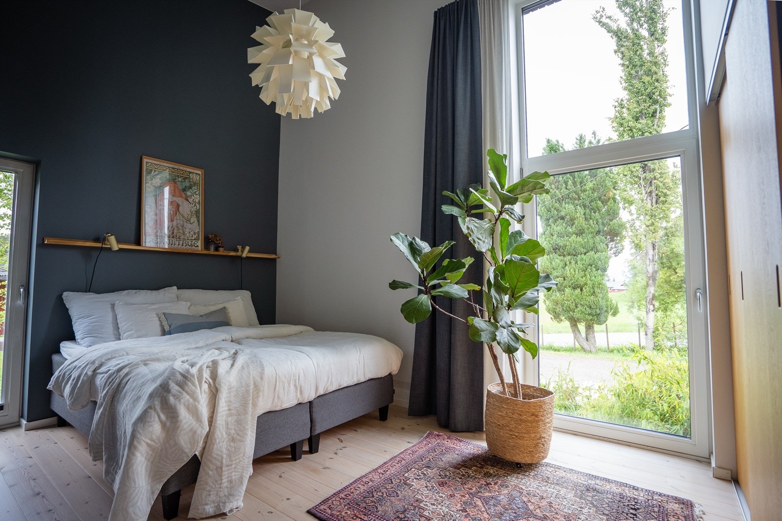Hovedsoverommet i tilbygget med stort vindu og rikelig med takhøyde. Innebygget garderobe Galleribilde