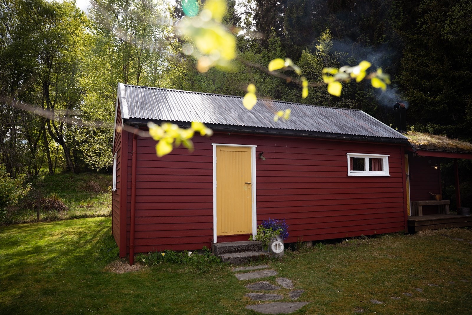 Annekset med påbygd badstue. I bakkant er det også vedfyrt badestamp med platting. Galleribilde