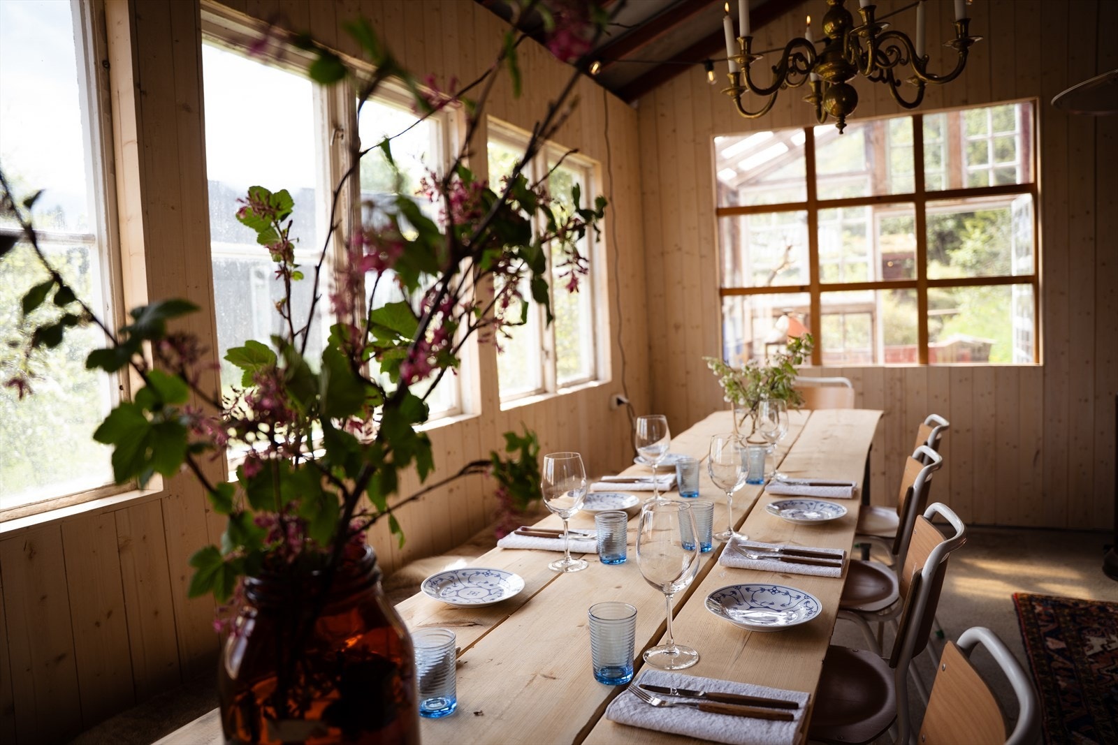 Bordet dekket til selskap med blomster og glass - lokalet er like egnet for familiemiddager som bursdagsfester. Galleribilde