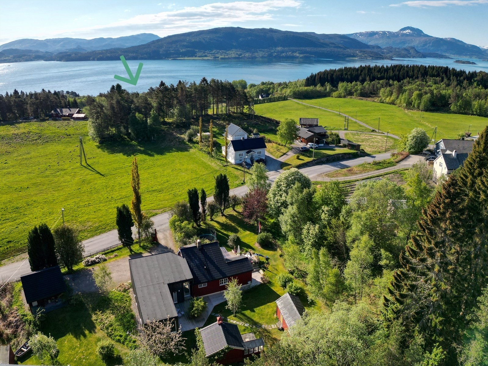 Gangavstand til fjæra med naustrett. Pil markerer naustrettens beliggenhet Galleribilde