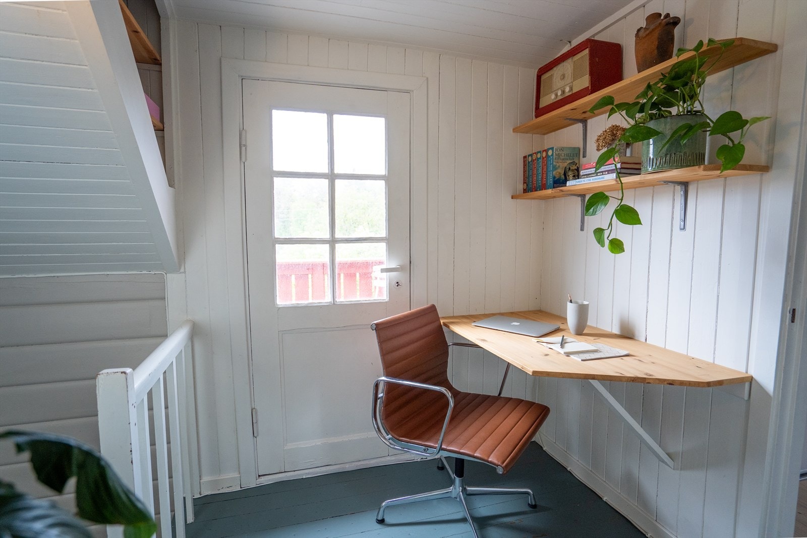 Loftskontoret med innebygd trepult og hyller. Galleribilde