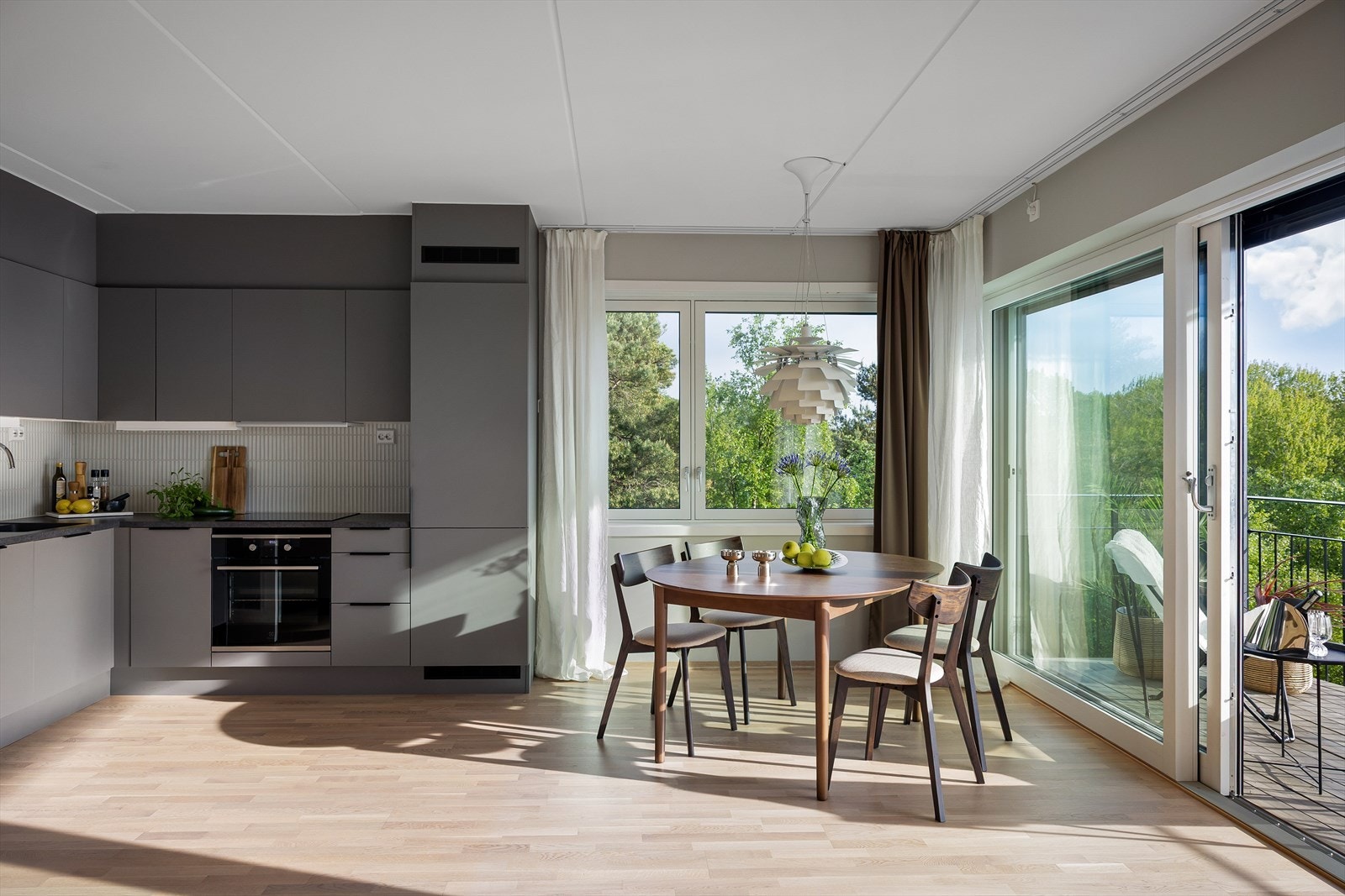 Slette vegger i lune farger mot hvitt tak, lister og dører. Gulvene dekkes av en vakker, ganske lys parkett, oppvarmet av vannbåren varme _ en moderne, god standard. Galleribilde
