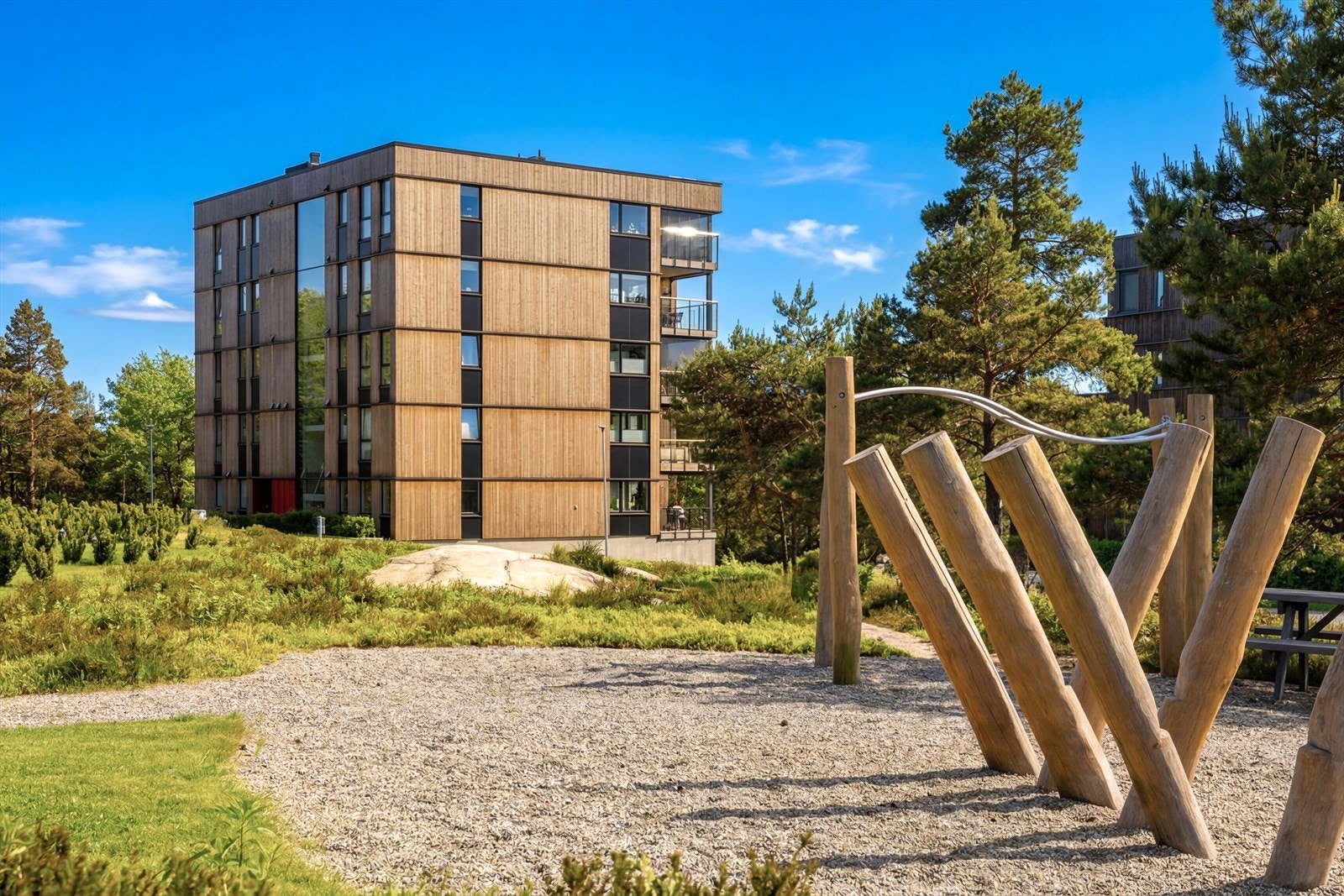 Det er lagt til rette for lek og aktivitet utendørs, og med skogen så nært, er mulighetene mange. Galleribilde