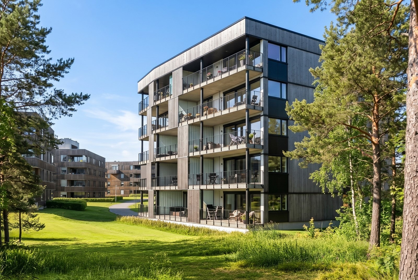 Leiligheten ligger i Kompaniveien 10 på Begbyåsen. Den ligger i 3.etasje, med vestvendt terrasse med vidstrakt utsikt og nærhet til naturen. Galleribilde