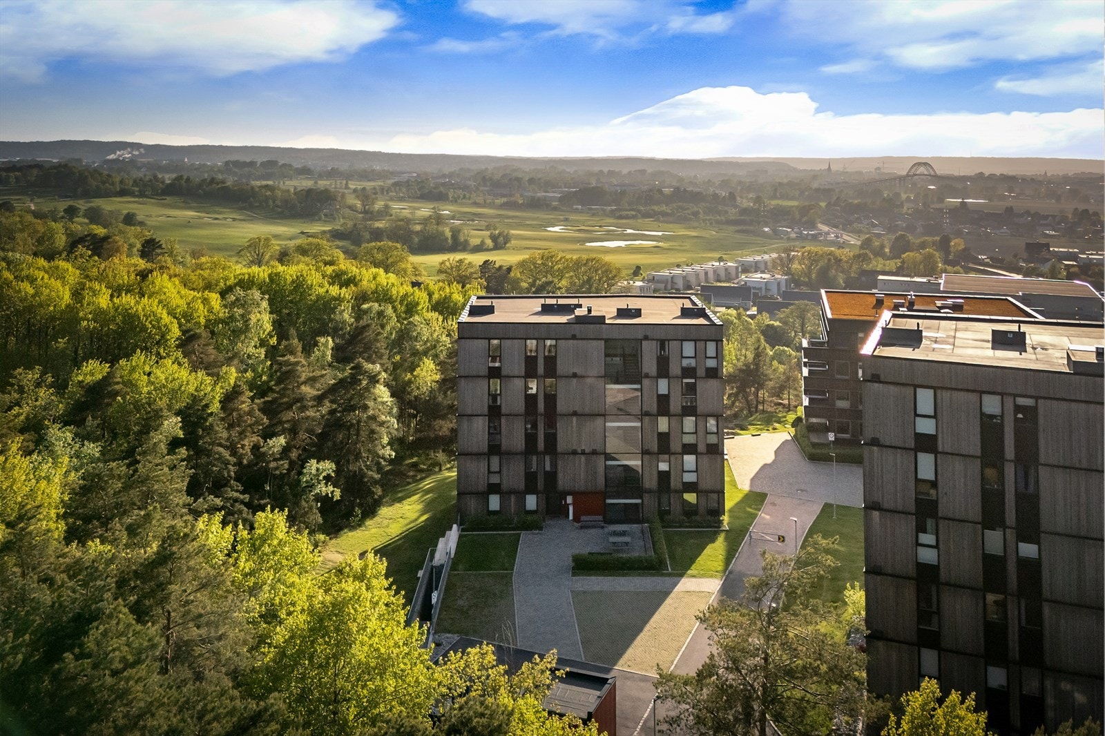 Blokk 10 ligger nærmest skogen. Skogen grenser til et naturreservat, noe som gir en unik ro. Galleribilde