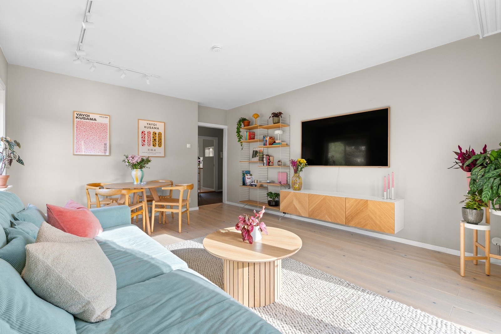 Stuen har plass for stor sofa, spisebord, TV-løsning og yttligere møblement Galleribilde