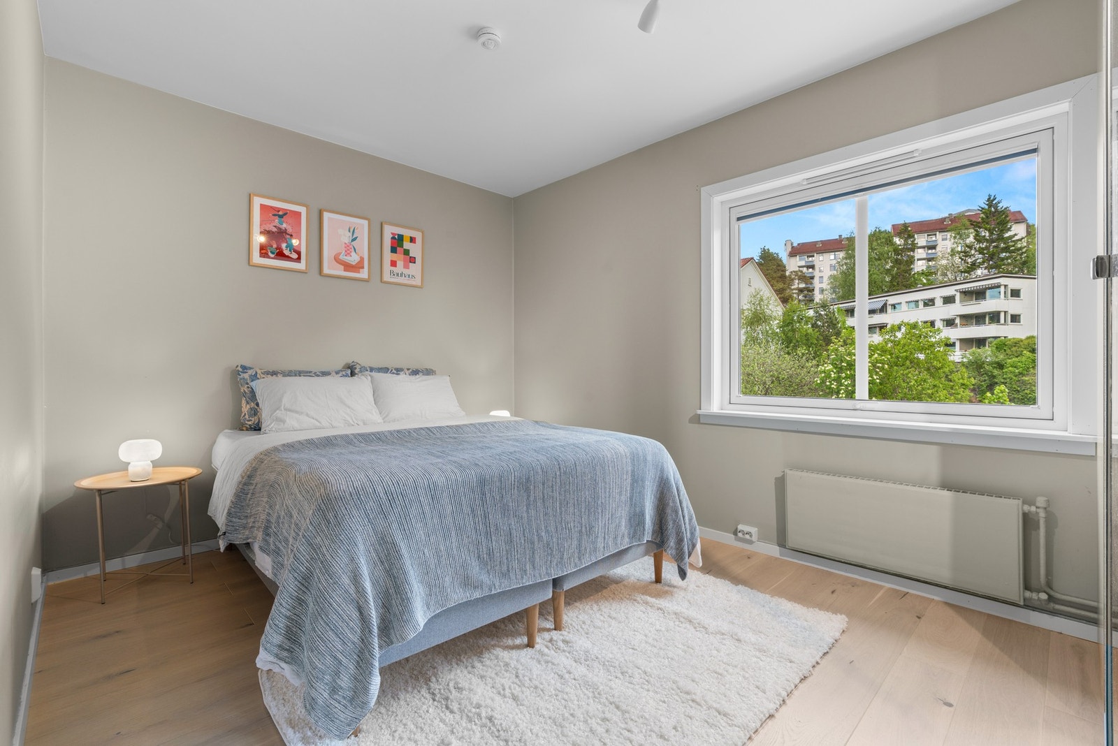 Leiligheten har 2 romslige soverom. Hovedsoverommet er av meget god størrelse, og har plass for stor dobbeltseng og nattbord Galleribilde