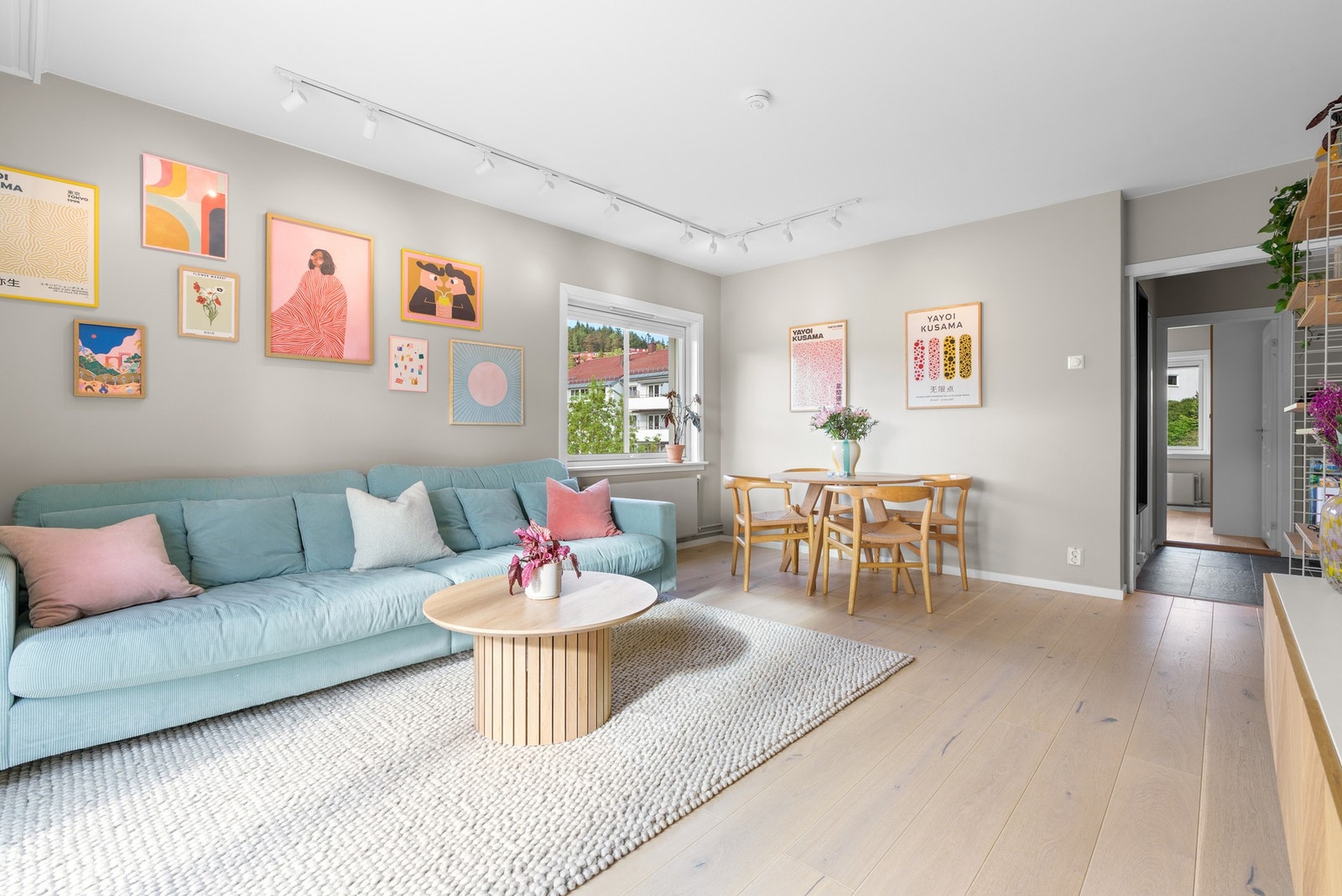 Leiligheten ligger fint til på enden av bygget, og vindusflatene fra flere sider gir godt med naturlig lysinnslipp Galleribilde