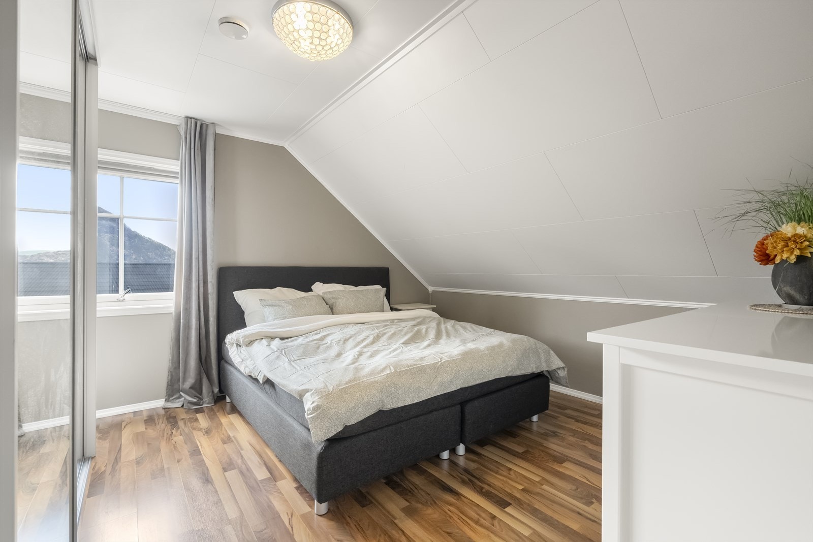 - Soverom 3 har skyvedørsgarderobe med speil - Galleribilde