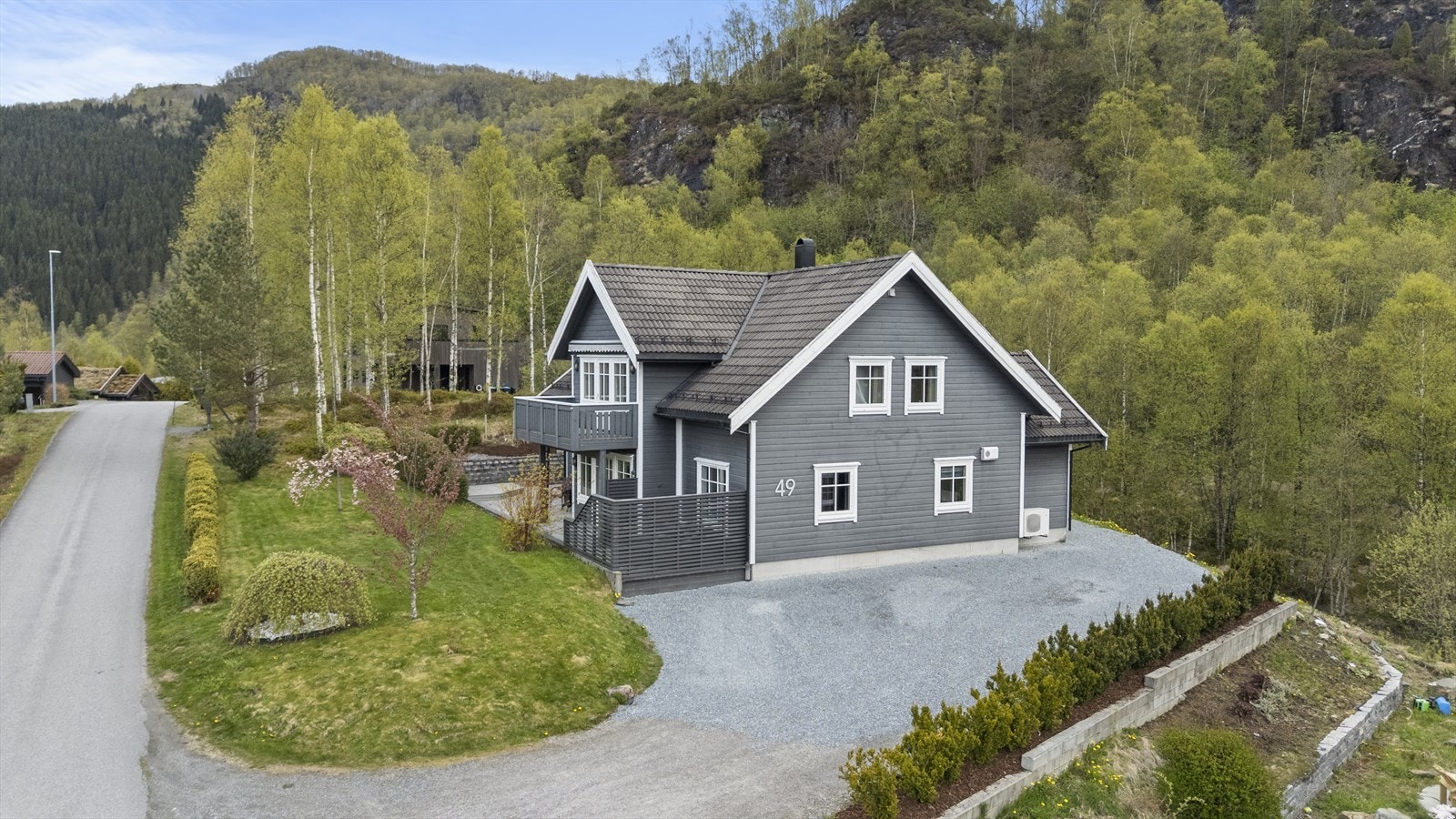 - Tunet er pent opparbeidd med gruslagt tun, romslig platting og stor hage med bed og beplantning - Galleribilde