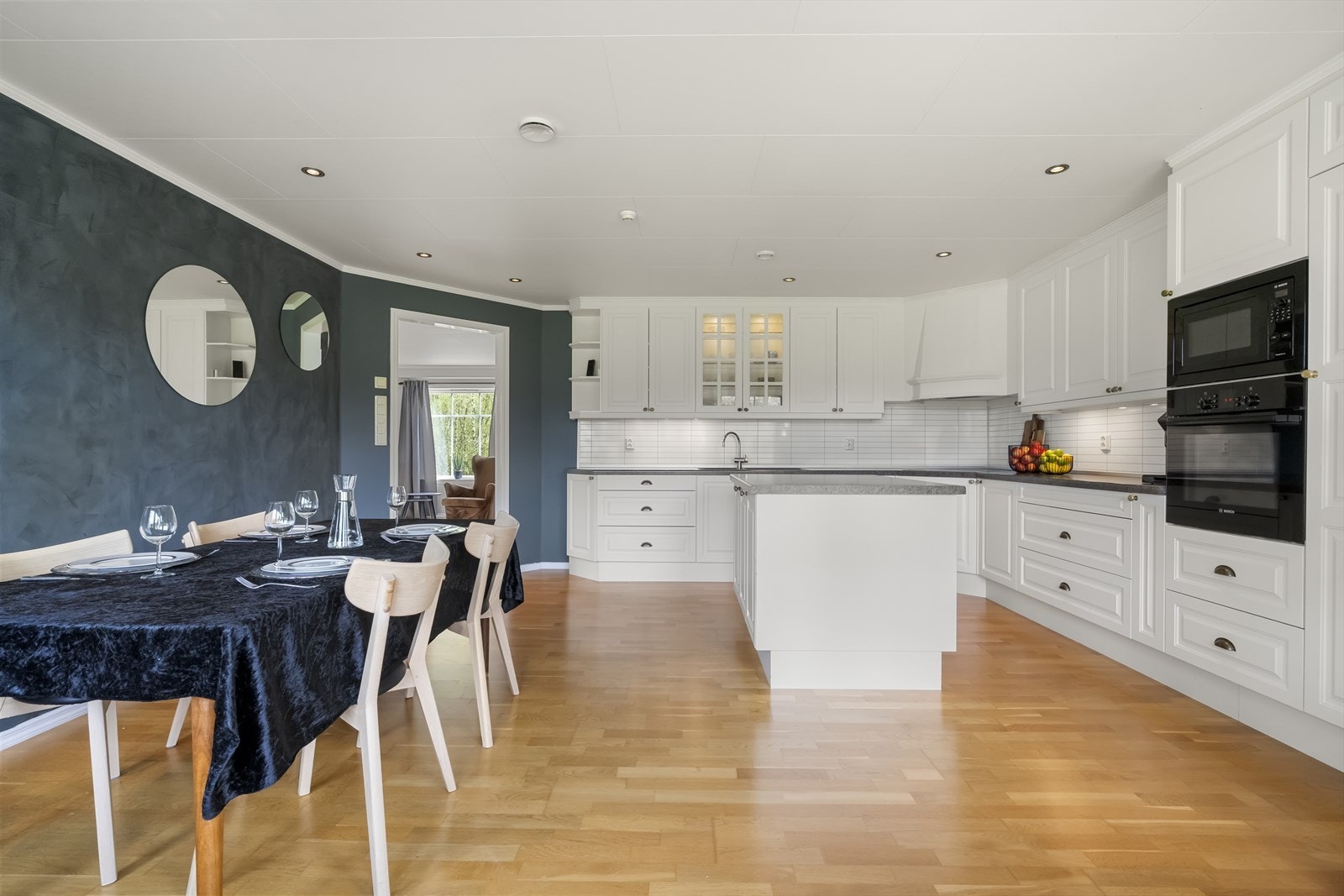 - Kjøkkeninnredningen er fra Biga og har integrerte hvitevarer som består av kjøleskap, induksjonstopp, stekeovn og mikrobølgeovn. Frittstående oppvaskmaskin medfølger handelen - Galleribilde
