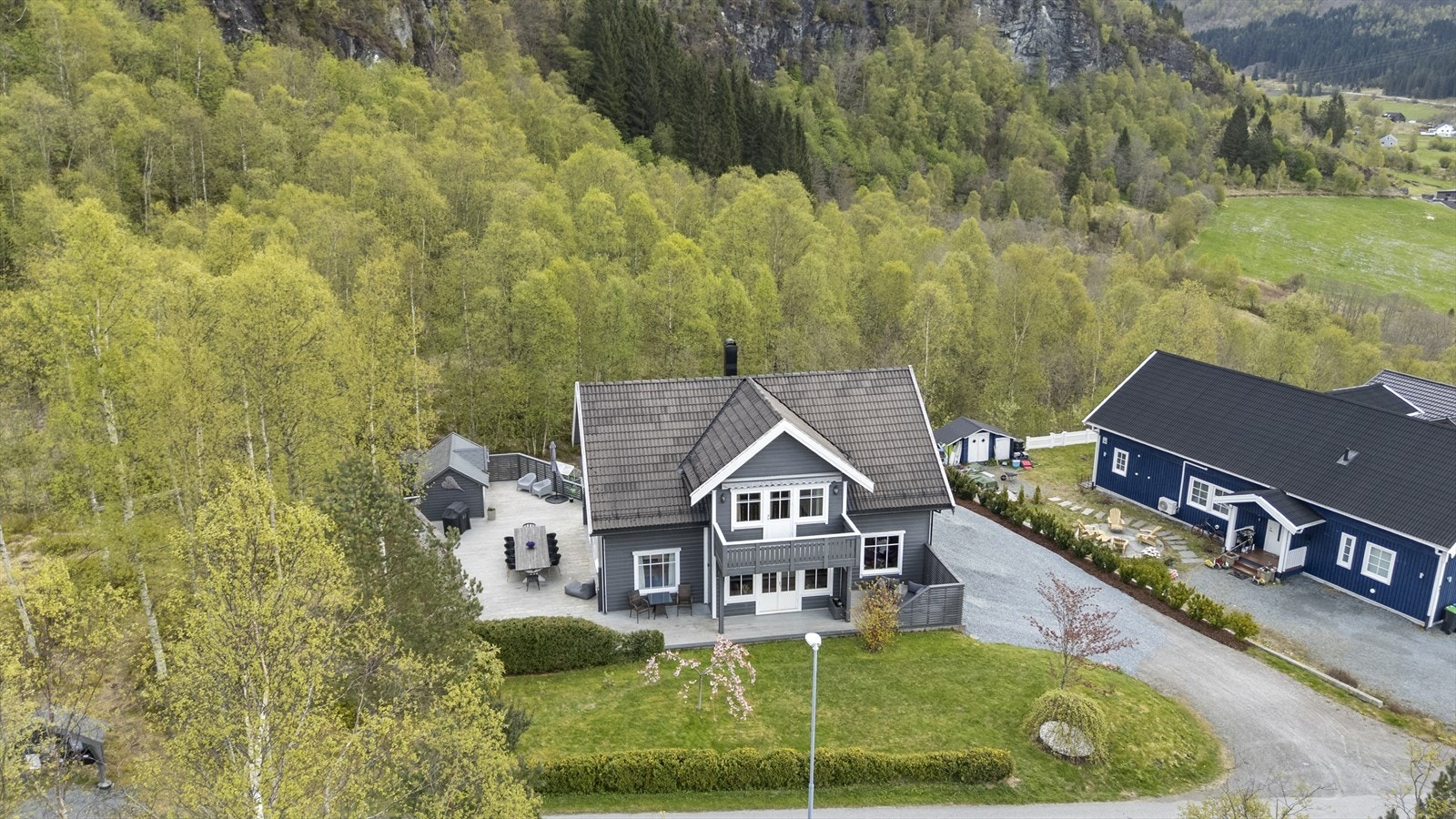 - Det er flere fine turmuligheter i området, samt kort vei til fiske og bading. Det ca 9 km til Dale sentrum med daglige fasiliteter - Galleribilde