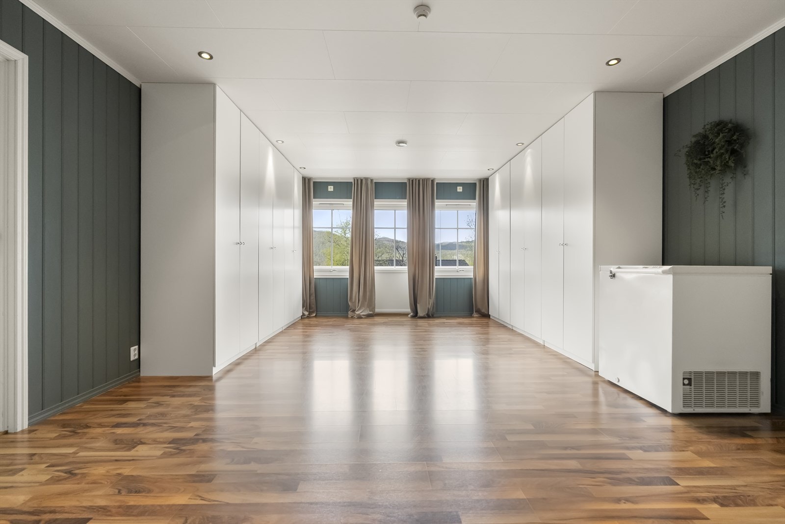 - Stor og romslig loftstue med utgang til balkong på 8,5m2 - Galleribilde