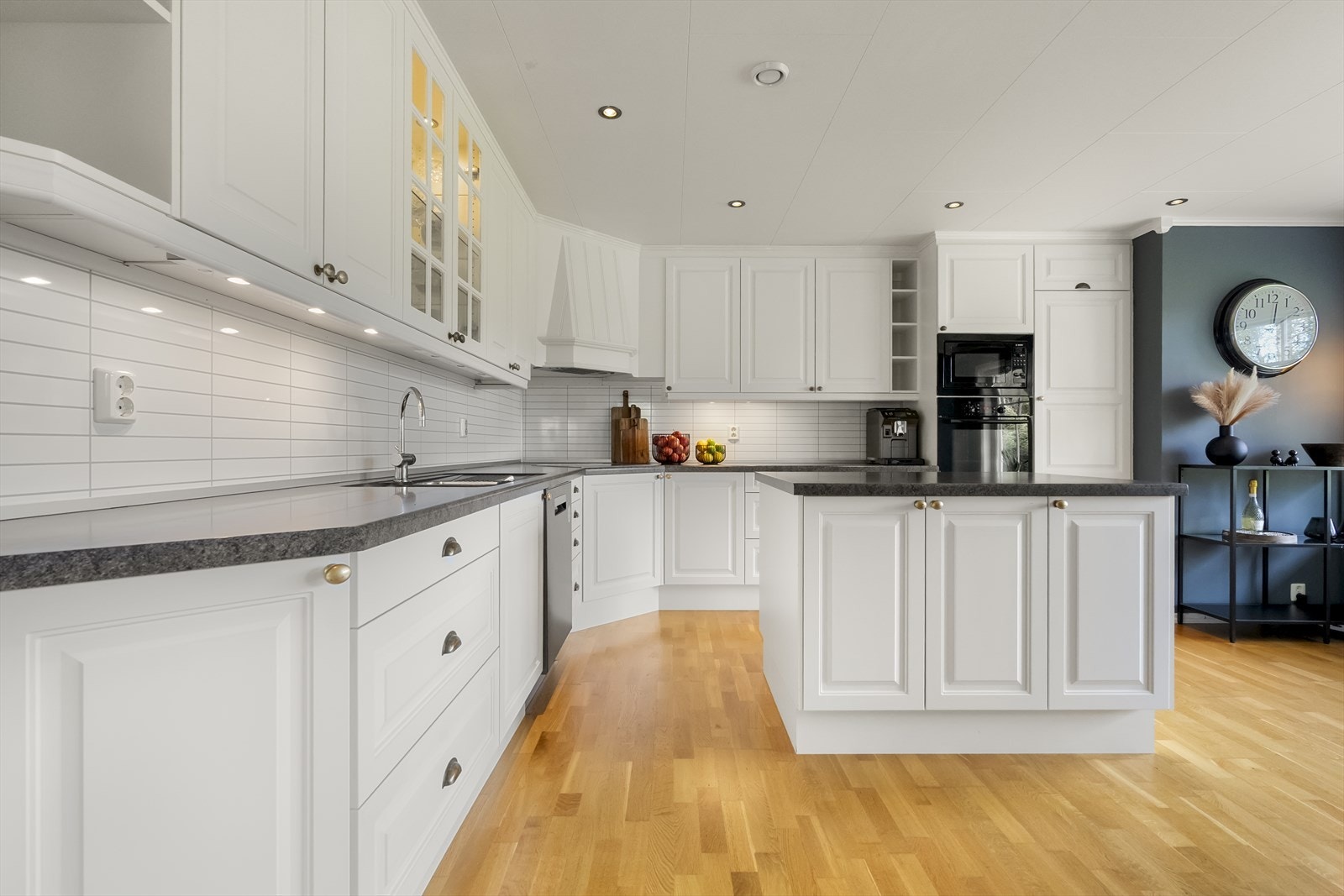 - Kjøkkenet har rikelig med benk- og skapplass. På vegg over benkeplate er det montert kitchenboard - Galleribilde