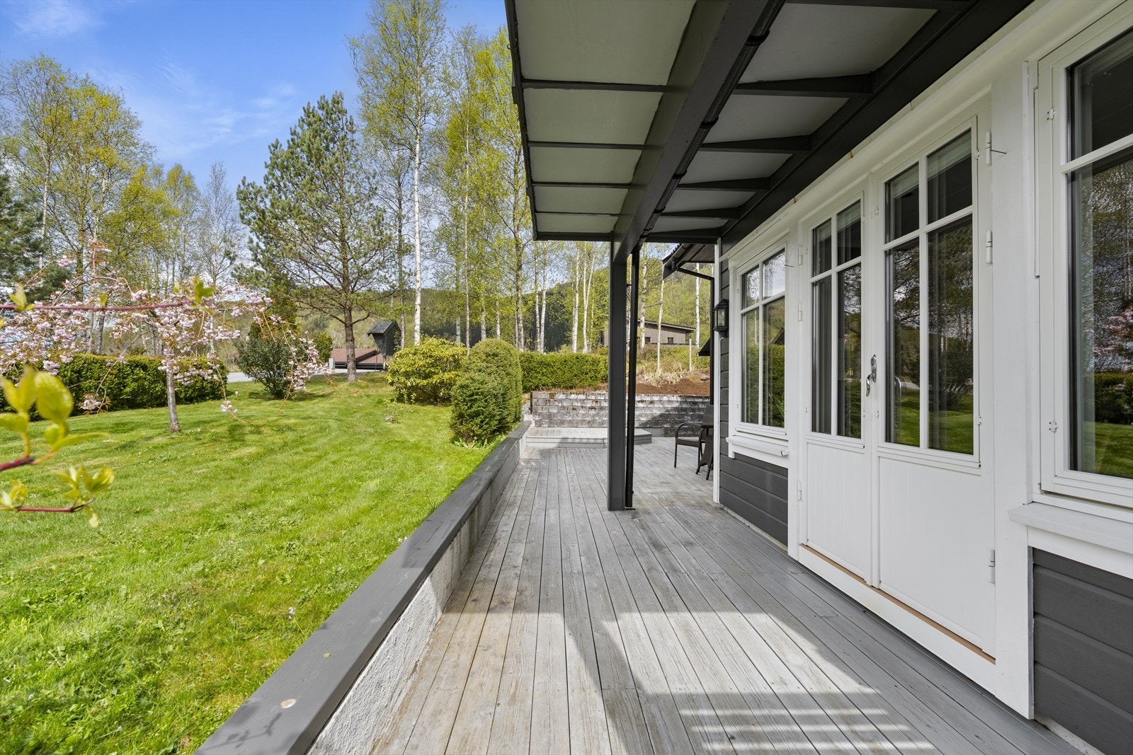 - Utgang fra kjøkken er det delvis overbygd terrasse - Galleribilde