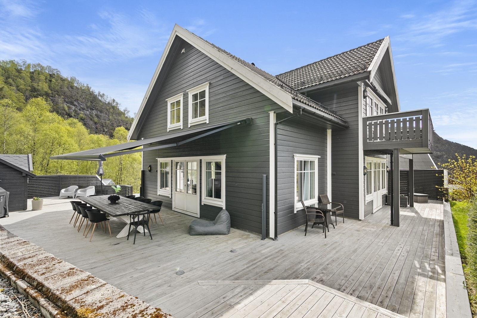 - Eiendommen har flere solrike uteplasser - Galleribilde