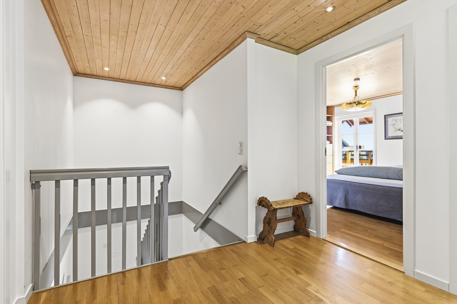 Boligen går over tre innholdsrike plan og fra gangen i 2. etasje er det adkomst til kaldtloft via loftsluke Galleribilde