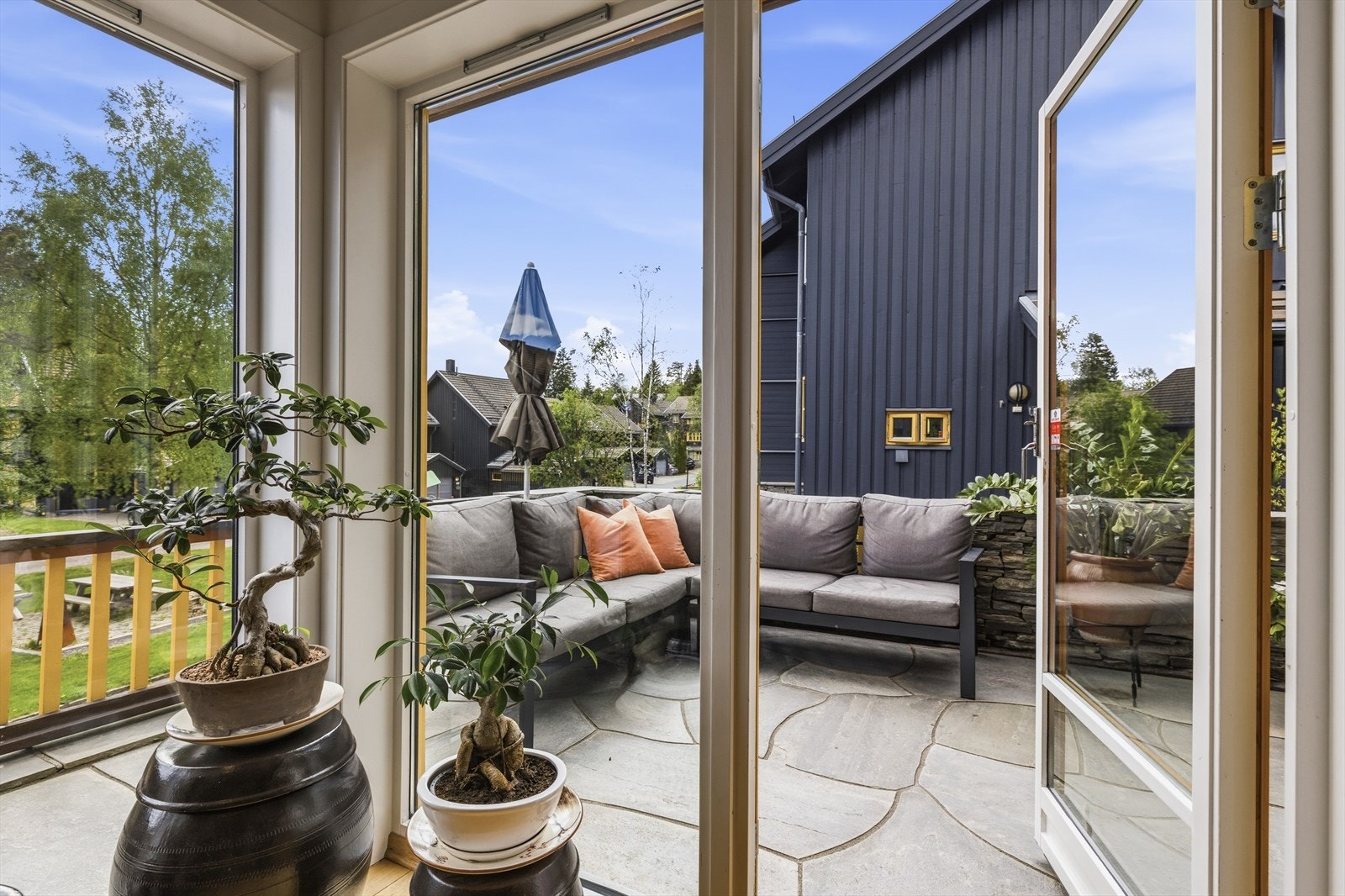 Fra stuen er det utgang til en stor, sydvestvendt terrasse og boligens hage Galleribilde