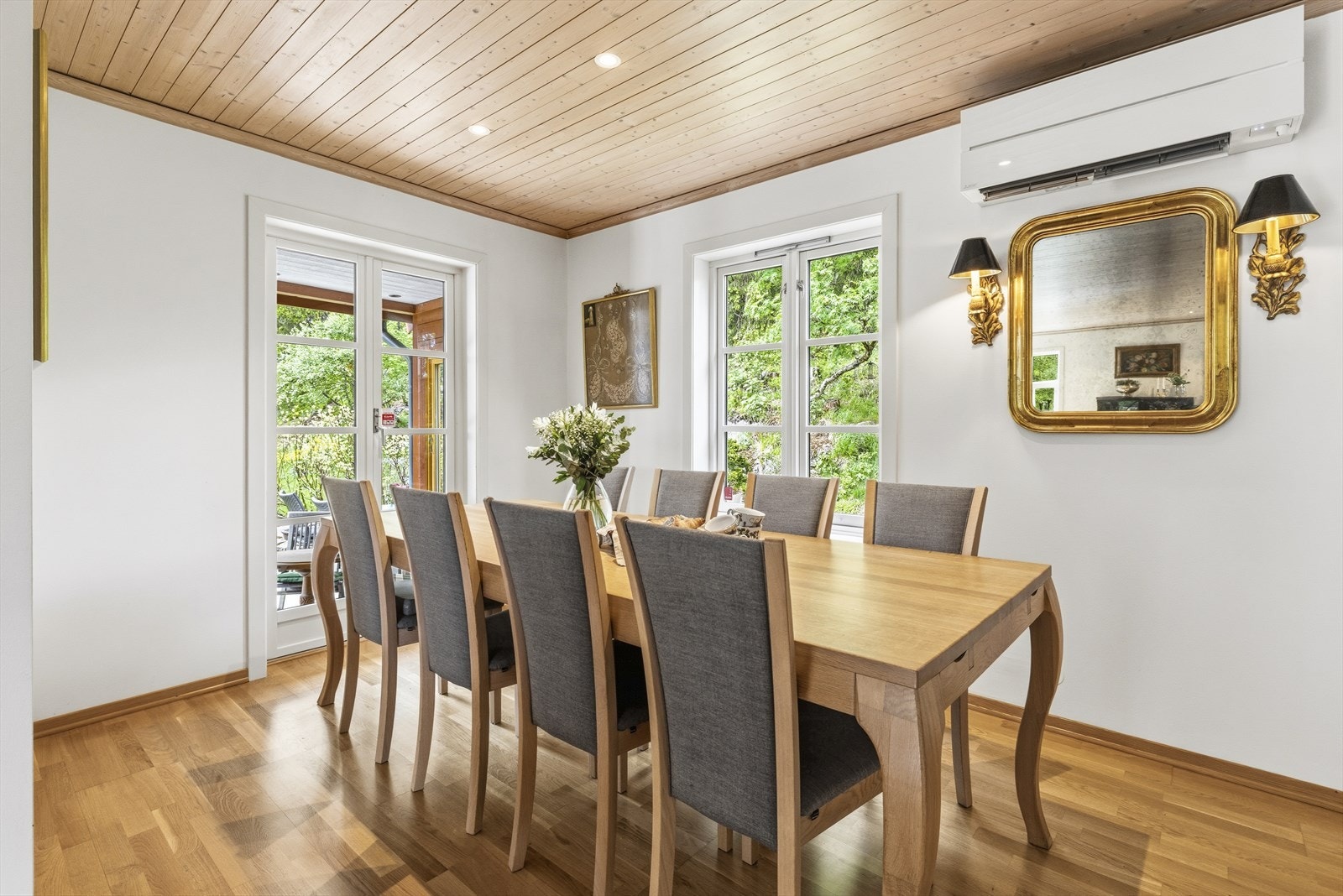 Romslig spisestue med plass for langbord, terrasseutgang og utsyn mot hagen Galleribilde