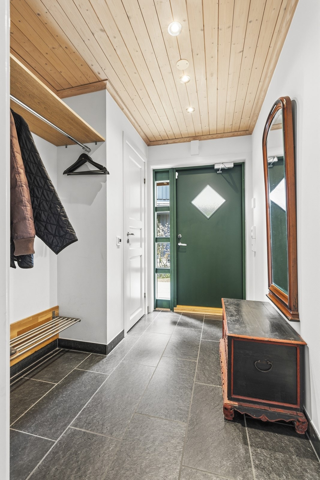 Entré i 1. etasje med flislagt gulv, varmekabler og downlights i himling Galleribilde