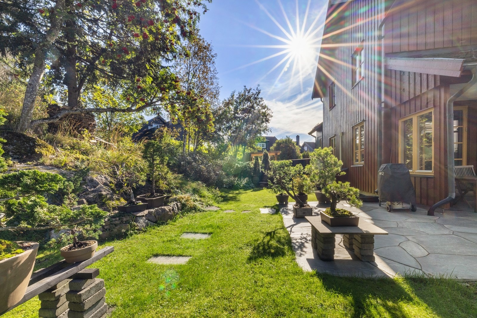 Idyllisk hage og stor flislagt terrasse på totalt ca. 55 kvm. I 2014 ble det lagt nye skiferheller på terrasse og uteområder av anleggsgartner Galleribilde